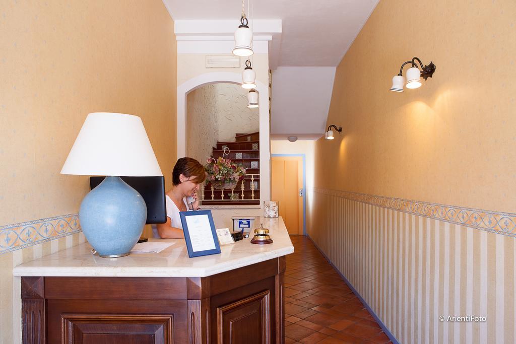 Albergo Del Lago 卡帕尔比奥 外观 照片